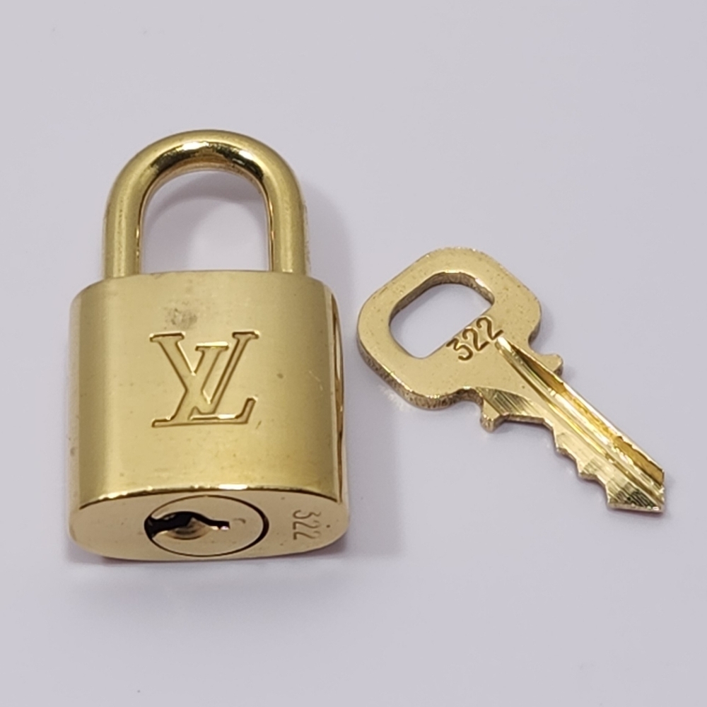 L V Lock and Key set #322